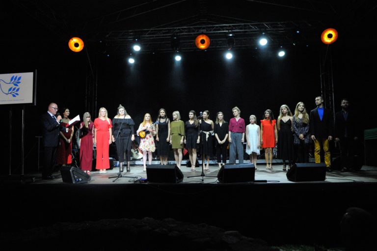 Zuza Wiśniewska laureatką 46 Og&oacute;lnopolskich Spotkań Zamkowych &bdquo;Śpiewajmy Poezję&rdquo;