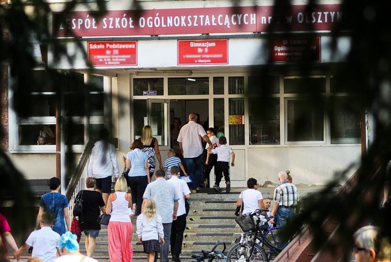 Z powodu upał&oacute;w dyrektorzy szk&oacute;ł skracają lekcje