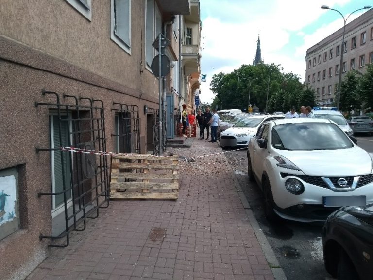 To mogło spaść komuś na głowę. Niebezpieczna sytuacja w centrum Olsztyna [FOTO]