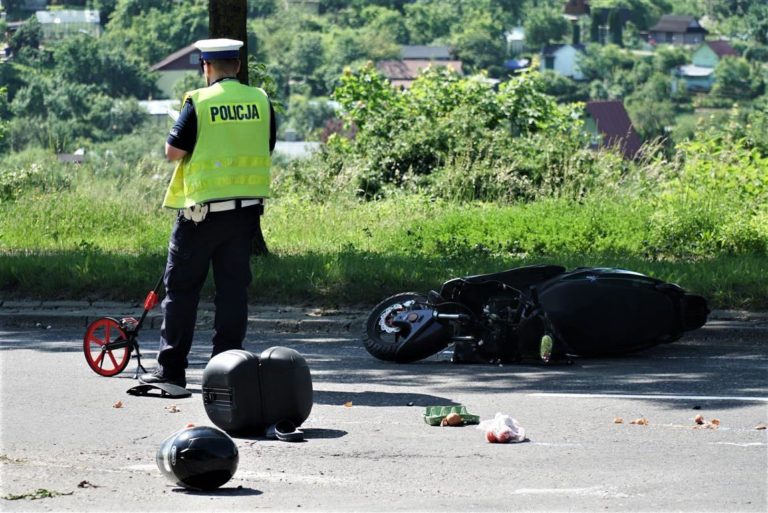 Pojechał skuterem po jajka na śniadanie. Wylądował w szpitalu. Wypadek na  ul. Pstrowskiego [FOTO]