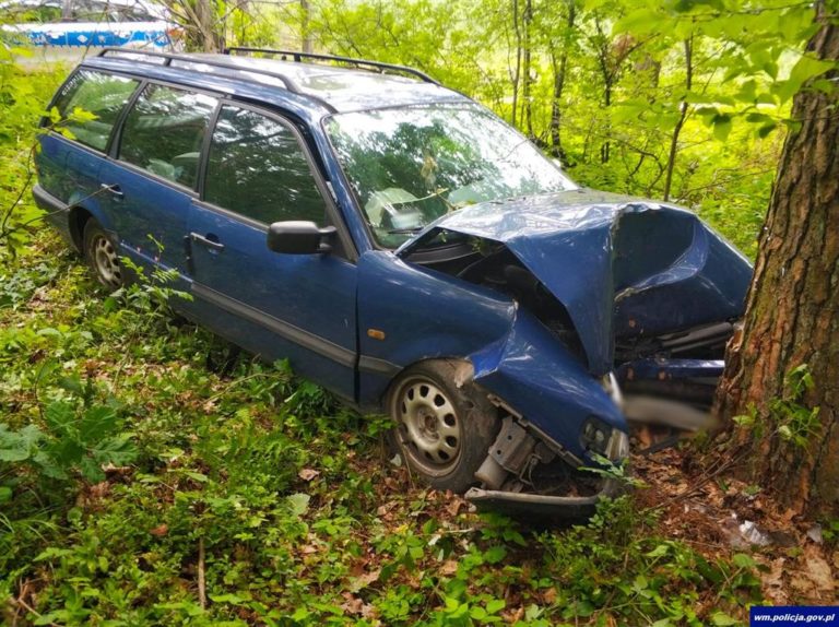 Nastoletni syn zabrał matce samoch&oacute;d bez jej wiedzy. Rozwalił go o drzewo