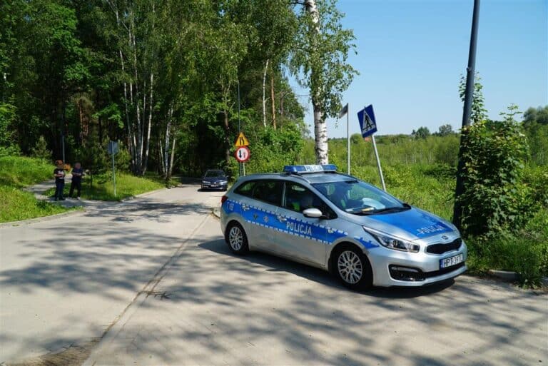 Czoł&oacute;wka na u. Olimpijskiej. Poduszka powietrzna uszkodziła kierującemu rękę [FOTO]
