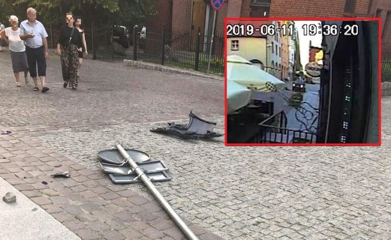 Zapatrzył się na piękną dziewczynę. Rozwalił Smarta i znak na olsztyńskiej star&oacute;wce [WIDEO]