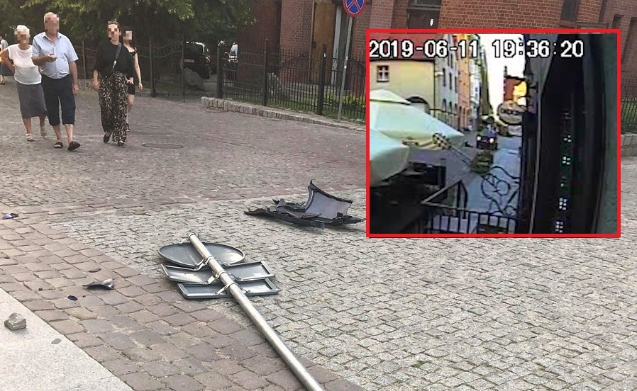 Zapatrzył się na piękną dziewczynę. Rozwalił Smarta i znak na olsztyńskiej star&oacute;wce [WIDEO]