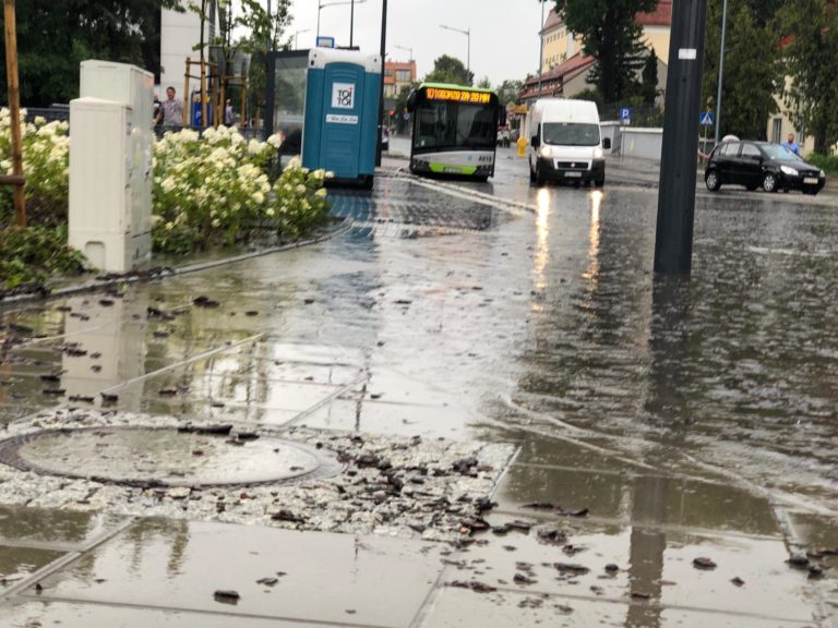 Olsztyn pod wodą! Dworzec, Zatorze, Lubelska, Towarowa zalane [FOTO]