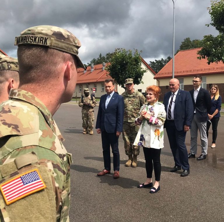 Błaszczak i Mosbacher na wojskowym pikniku w Giżycku