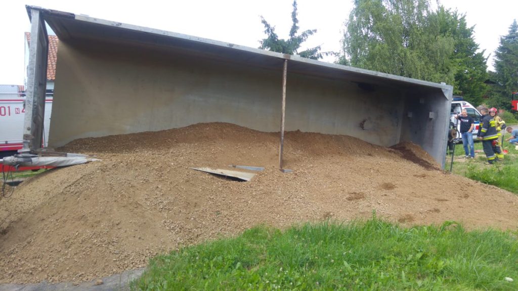 Ciężar&oacute;wka wywr&oacute;ciła się podczas kiprowania [FOTO]