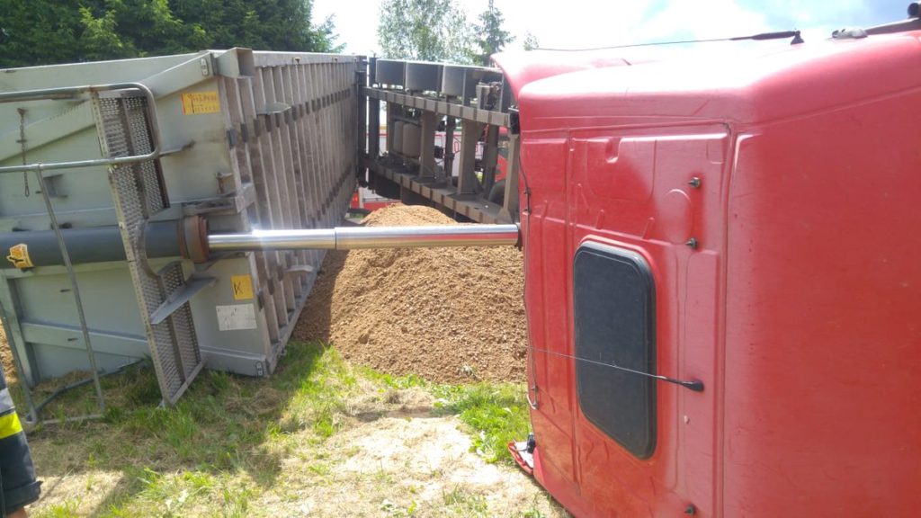 Ciężar&oacute;wka wywr&oacute;ciła się podczas kiprowania [FOTO]