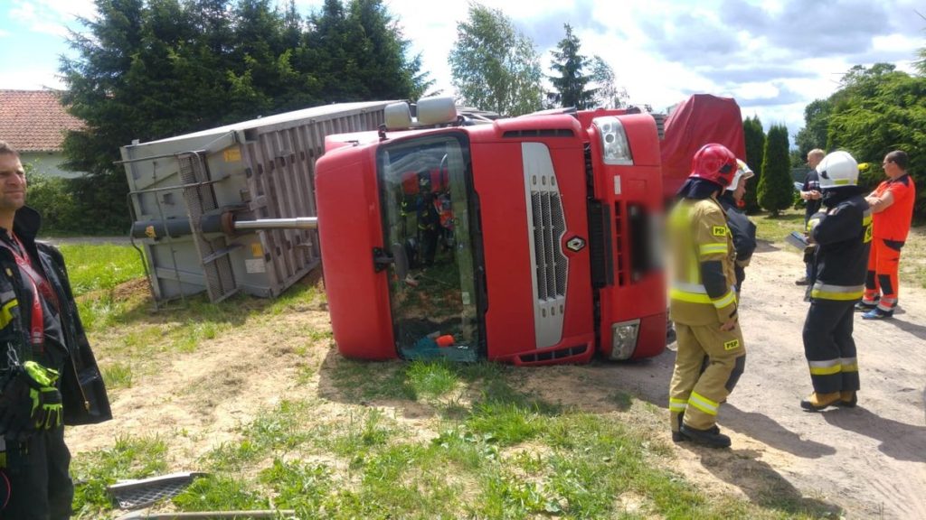 Ciężar&oacute;wka wywr&oacute;ciła się podczas kiprowania [FOTO]