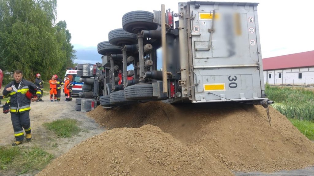 Ciężar&oacute;wka wywr&oacute;ciła się podczas kiprowania [FOTO]