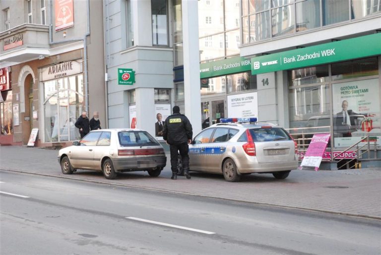 Zgłosił włamanie do auta i kradzież portfela. Zapomniał, że zostawił go w domu