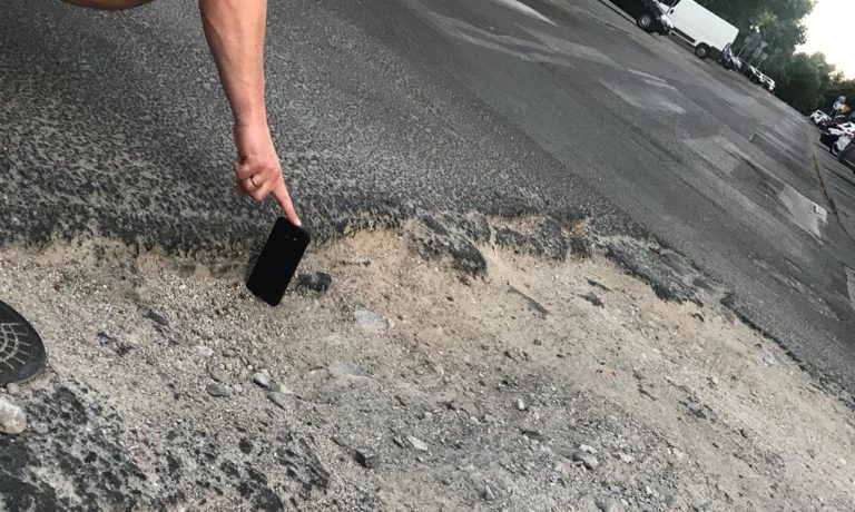 Olsztyńskie drogi. Motocyklista prawie zaliczył &bdquo;szlifa&rdquo; przez ubytek w jezdni [FOTO]