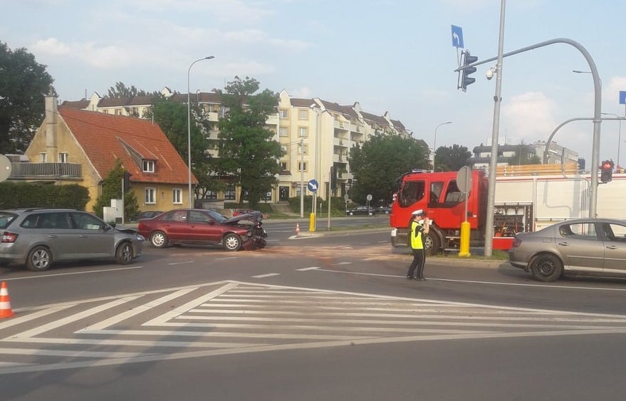 Kolizja trzech pojazdów na skrzyżowaniu ulic Piłsudskiego-Obiegowa [FOTO]