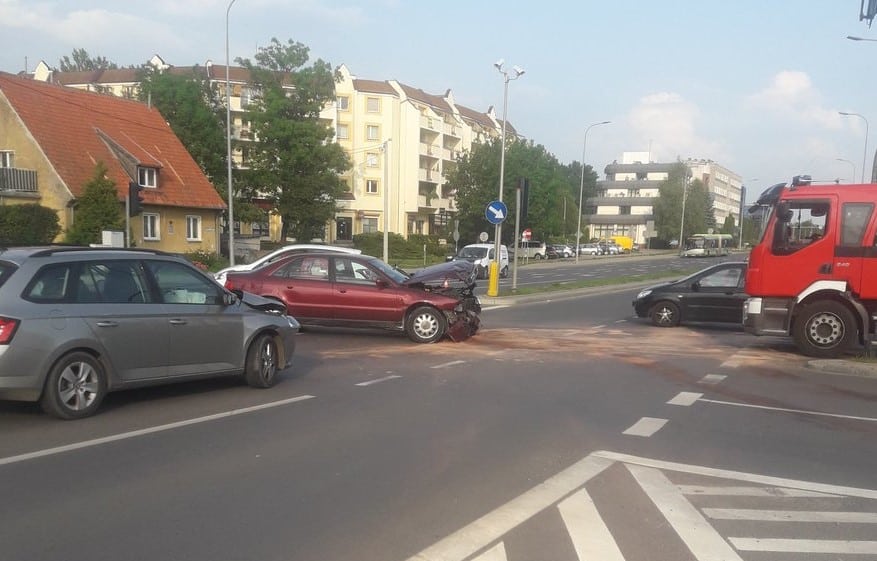 Kolizja trzech pojazdów na skrzyżowaniu ulic Piłsudskiego-Obiegowa [FOTO]