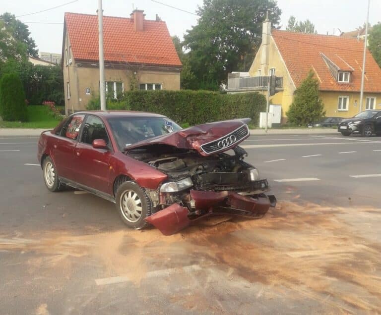 Kolizja trzech pojazd&oacute;w na skrzyżowaniu ulic Piłsudskiego-Obiegowa [FOTO]