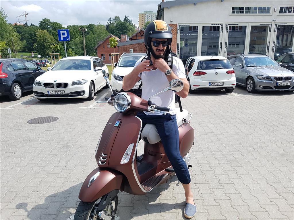 Wyluzowany Mamed śmiga po Olsztynie na stylowym skuterze [WIDEO]