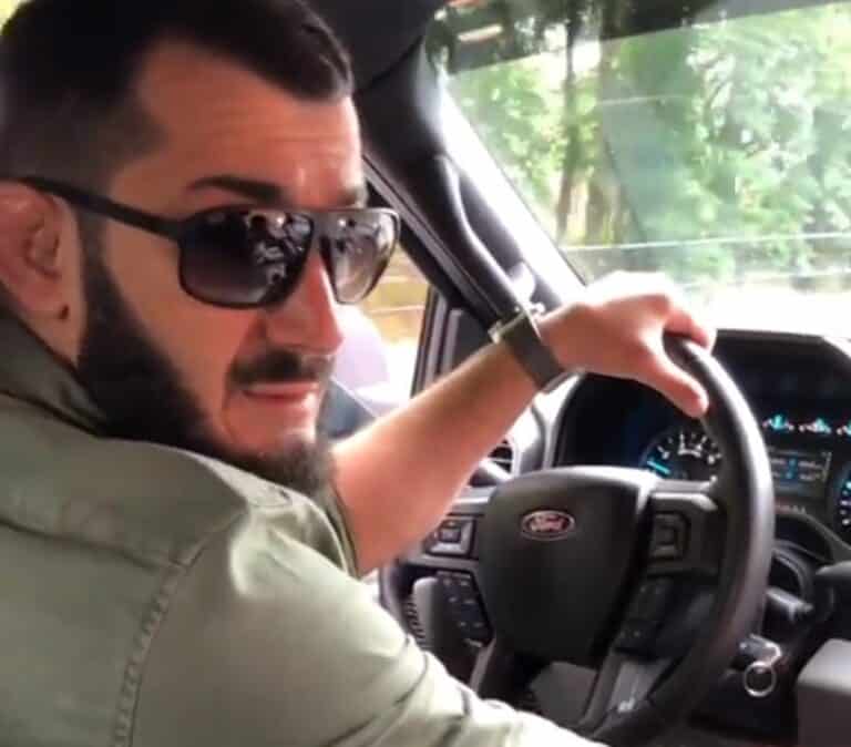 Mamed nie stracił prawka? Publikuje filmik jak kieruje samochodem [WIDEO]