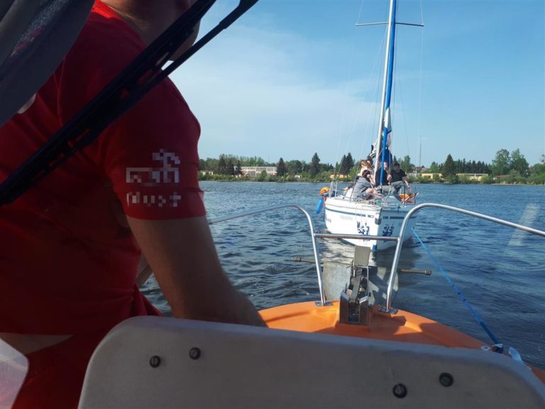 Ratownicy wycinali mężczyznę, kt&oacute;ry zaklinował się w oknie łodzi