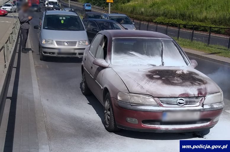 Policjant w roli strażaka. Gasił auto na ul. Artyleryjskiej [WIDEO]