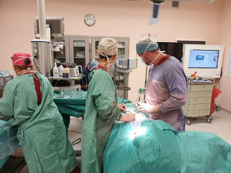 Operacja rekonstrukcji małżowiny usznej u 11-letniego chłopca