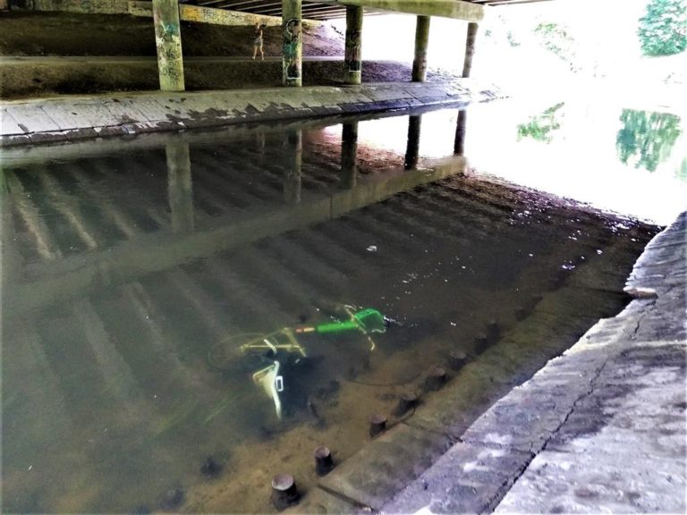 Kolejny akt wandalizmu. Rower miejski w rzece