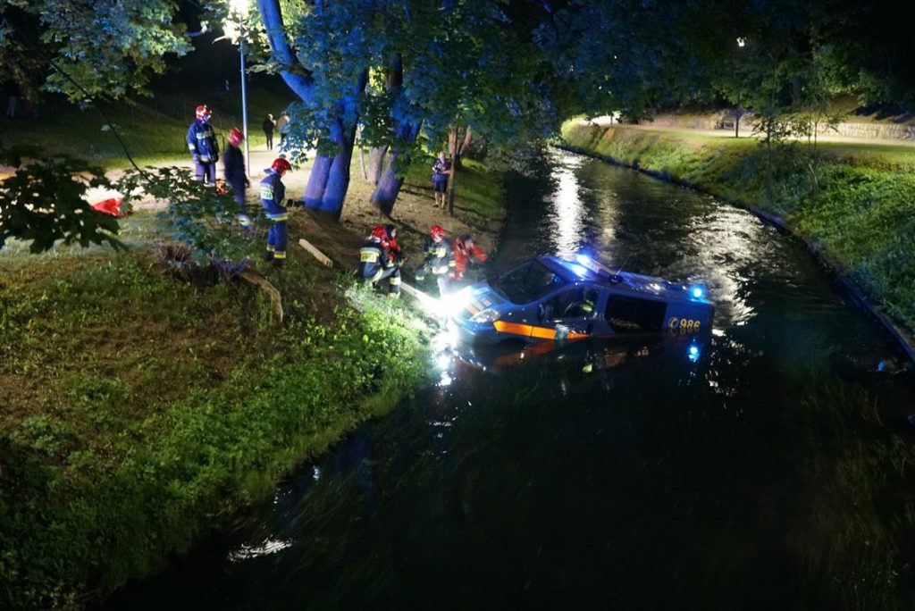 Radiowóz Straży Miejskiej wpadł do rzeki na olsztyńskim Starym Mieście [FOTO][WIDEO]
