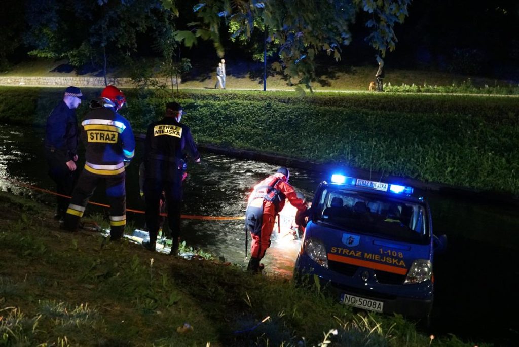 Radiowóz Straży Miejskiej wpadł do rzeki na olsztyńskim Starym Mieście [FOTO][WIDEO]