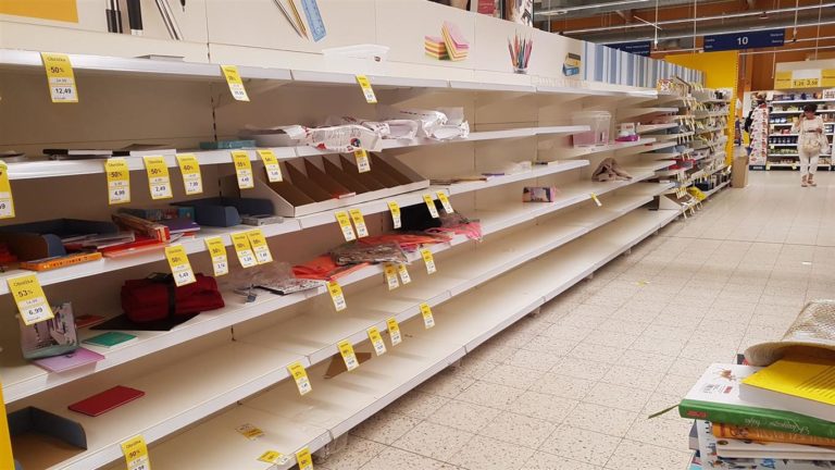 Puste p&oacute;łki i promocje w olsztyńskim Tesco [FOTO]