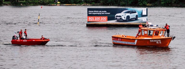 Reklamy toyoty ściągane z mazurskich jezior
