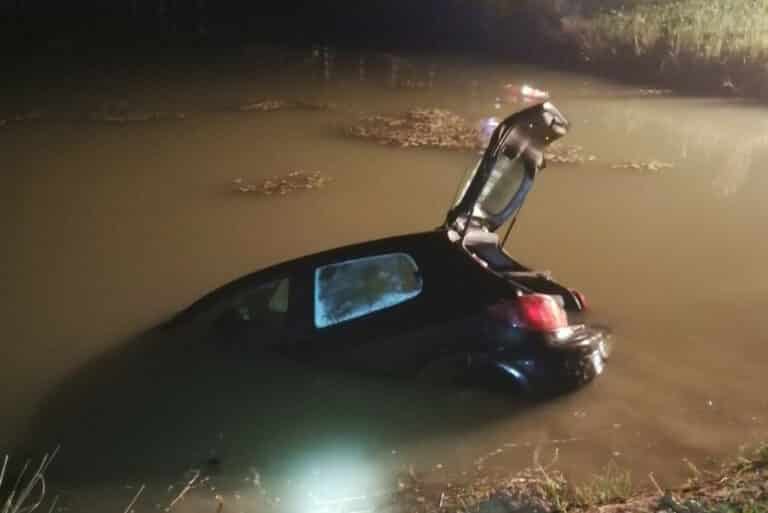 19-latek wjechał do stawu. To nie był jego  jedyny problem [FOTO]