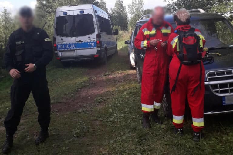 Jego życie było zagrożone. Olsztyńskim policjantom w poszukiwaniach pomagali &bdquo;terytorialsi&rdquo;