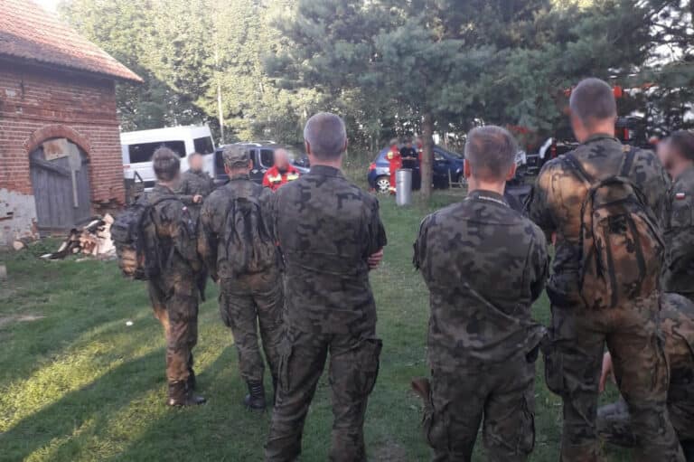 Jego życie było zagrożone. Olsztyńskim policjantom w poszukiwaniach pomagali &bdquo;terytorialsi&rdquo;