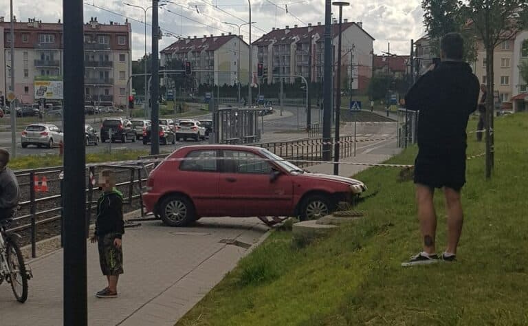 Jak do tego doszło? Przejechali przez torowisko, a potem porzucili auto [FOTO]