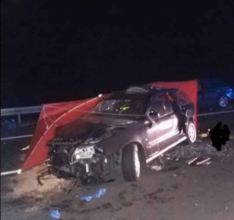 Między Ostr&oacute;dą a Olsztynkiem zderzyły się 4 auta. Zginęła kobieta [FOTO]