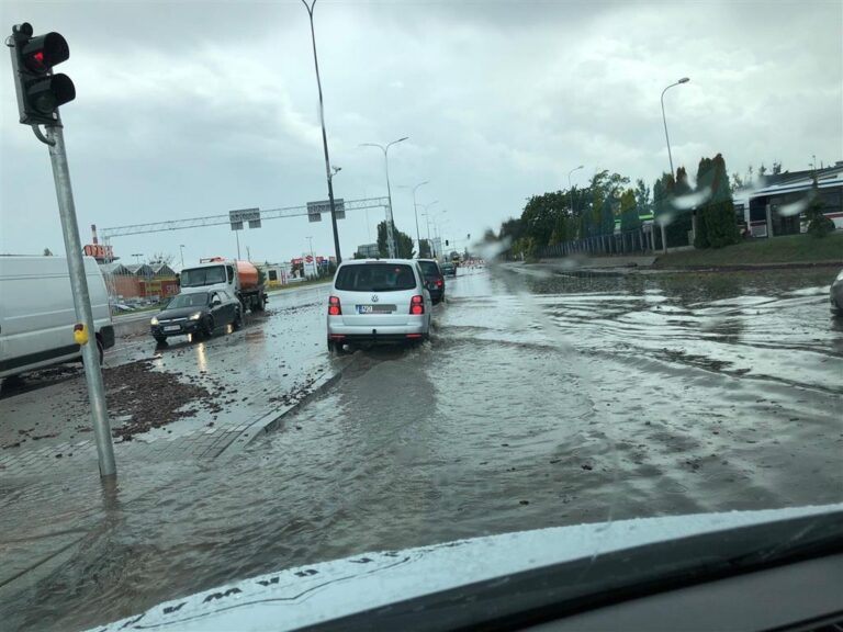 Olsztyn pod wodą! Dworzec, Zatorze, Lubelska, Towarowa zalane [FOTO]