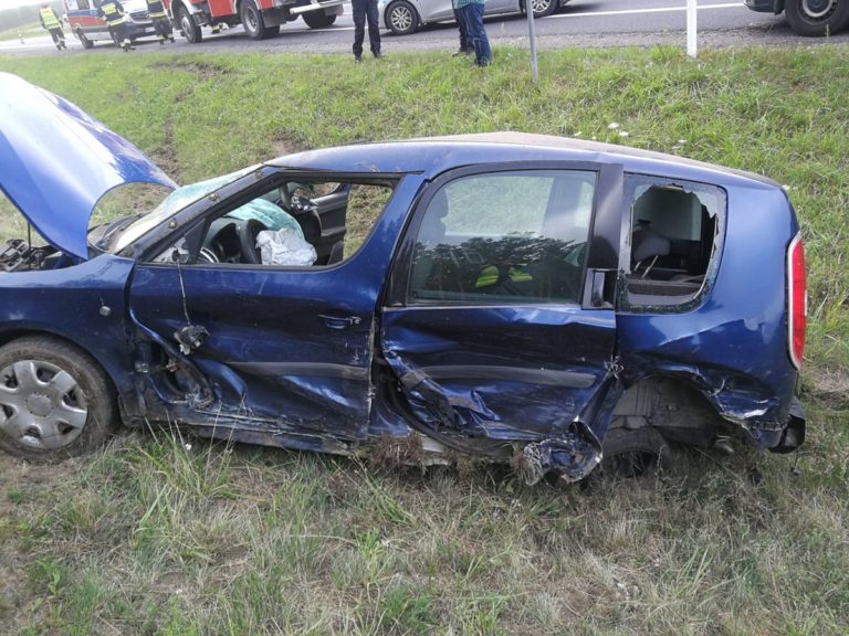 Zasnął za kierownicą i zjechał na przeciwległy pas. Drugi kierowca nie miał szans [FOTO]