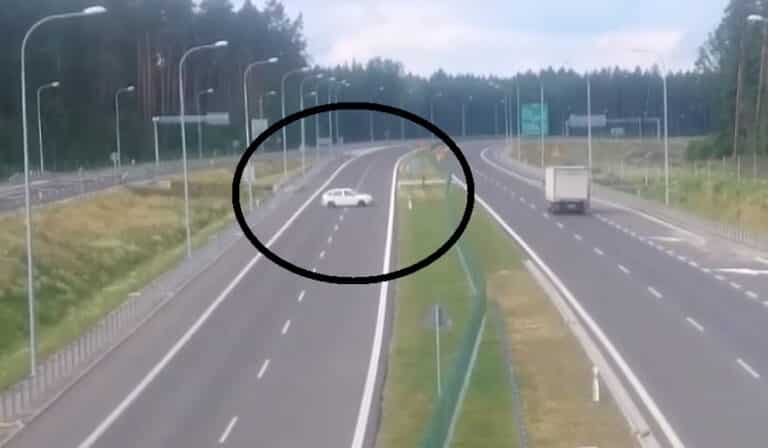 Zawr&oacute;cił na nowej obwodnicy i pojechał pod prąd [WIDEO]