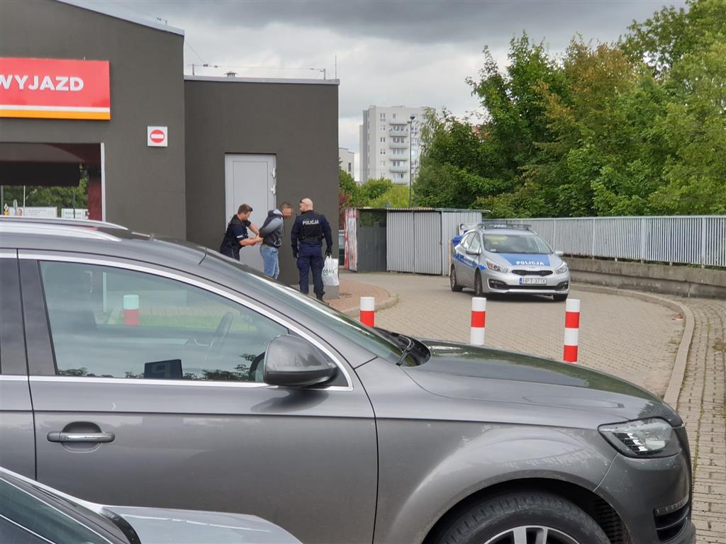Aresztowanie na stacji benzynowej w Olsztynie. Policjanci zupełnie go zaskoczyli