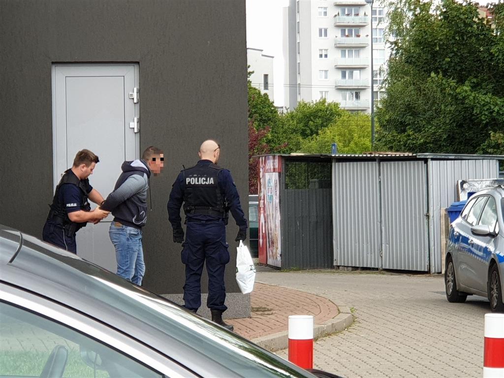 Aresztowanie na stacji benzynowej w Olsztynie. Policjanci zupełnie go zaskoczyli