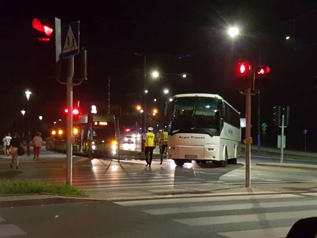 Komedia. Autokar zepsuł się na torowisku i zatrzymał ruch tramwajowy w Olsztynie