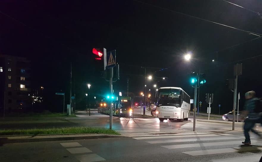 Komedia. Autokar zepsuł się na torowisku i zatrzymał ruch tramwajowy w Olsztynie