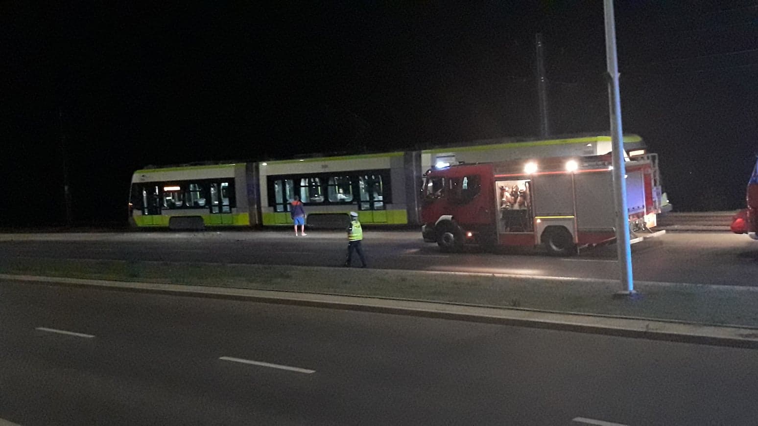 Kierowca szpanował przed dziewczyną na ul. Płoskiego. Spadli z 5-metrowej skarpy