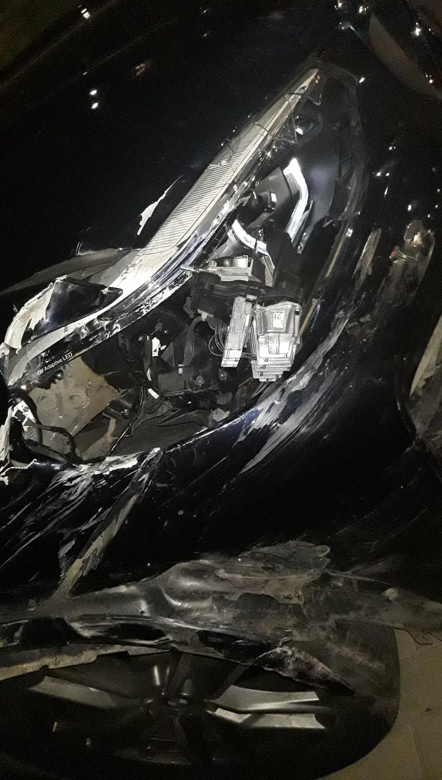 Kierowca szpanował przed dziewczyną na ul. Płoskiego. Spadli z 5-metrowej skarpy