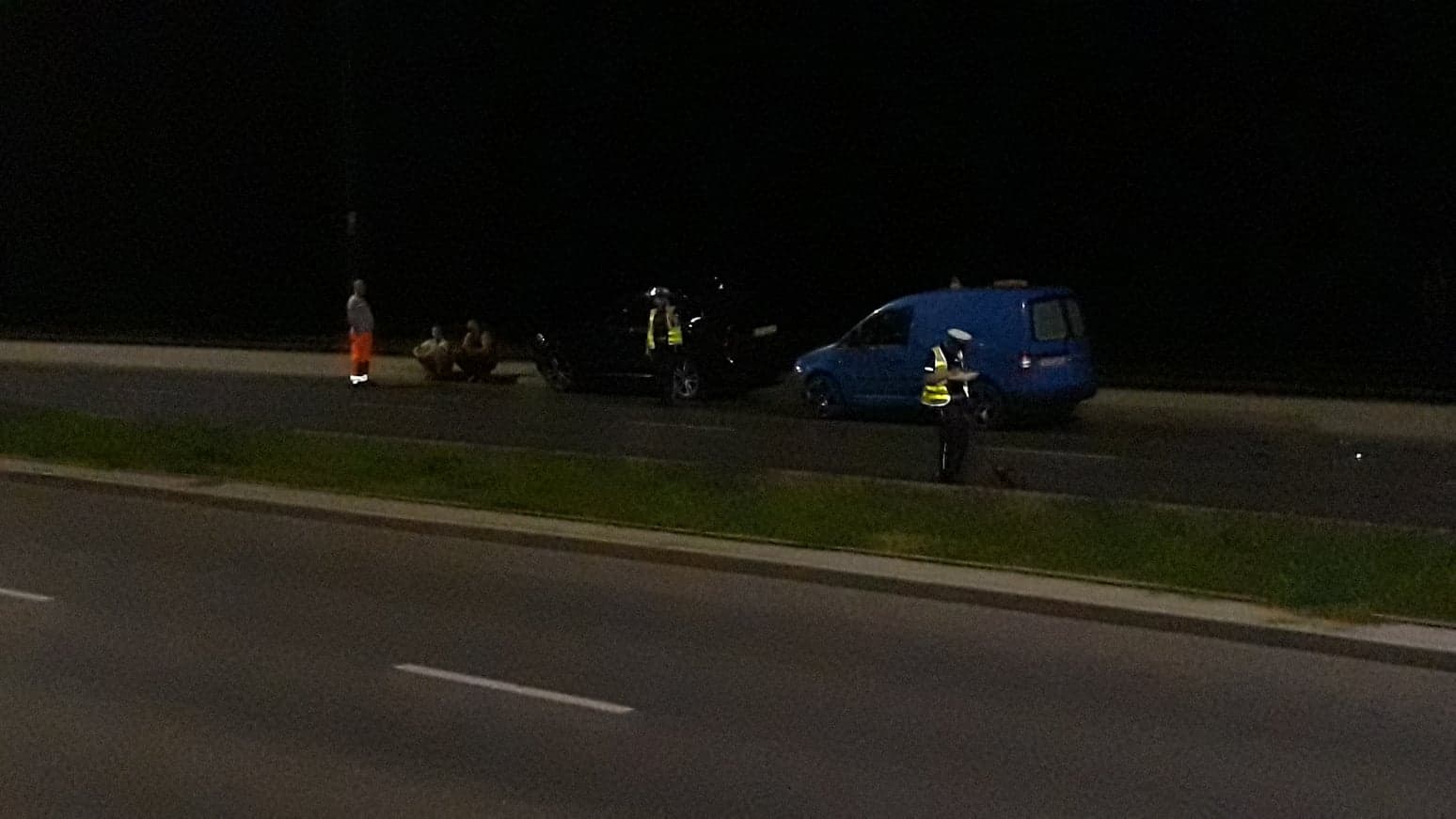 Kierowca szpanował przed dziewczyną na ul. Płoskiego. Spadli z 5-metrowej skarpy