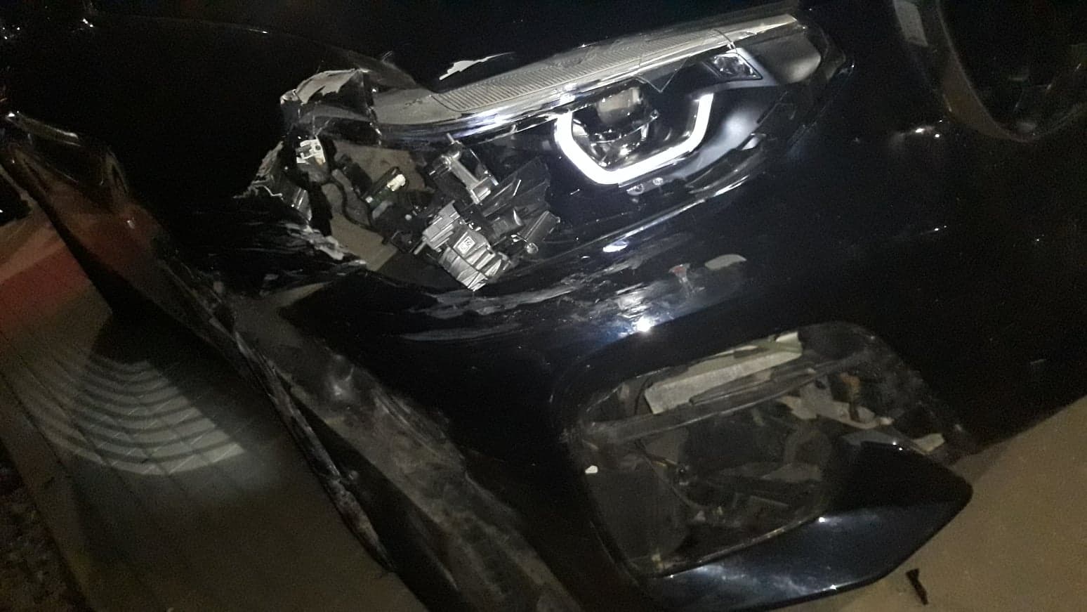 Kierowca szpanował przed dziewczyną na ul. Płoskiego. Spadli z 5-metrowej skarpy