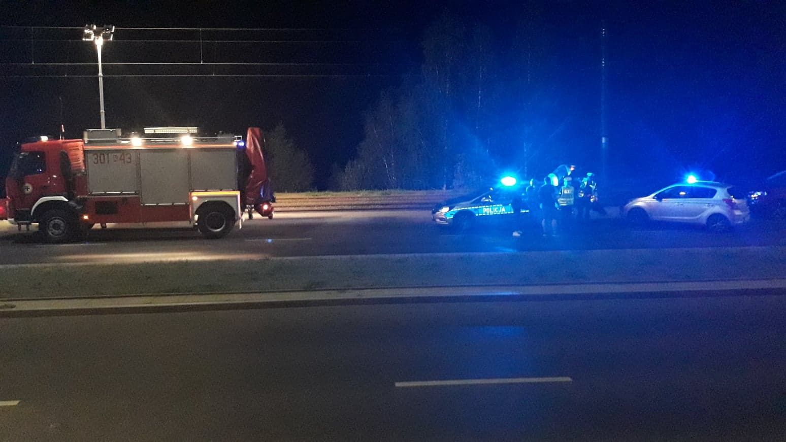 Kierowca szpanował przed dziewczyną na ul. Płoskiego. Spadli z 5-metrowej skarpy