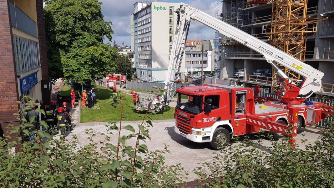 Dramat na budowie wieżowca w centrum Olsztyna. Zasłabł operator dźwigu w trakcie pracy [FOTO]