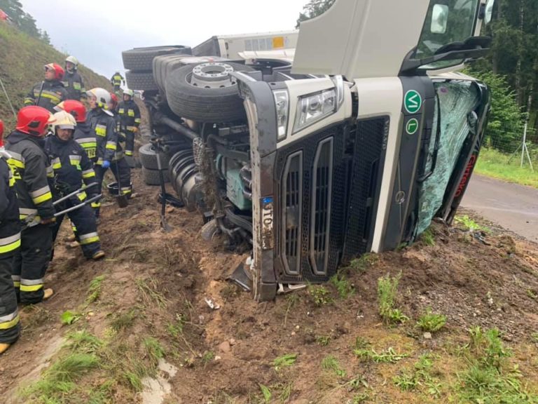 Trudno uwierzyć, że kierowca miał takie szczęście. Tir wpadł do rowu na DK16 [FOTO]