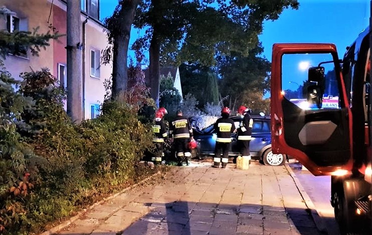 Policyjny pościg za BMW skończył się na słupie, który jak pocisk wybił dziurę w budynku [FOTO]
