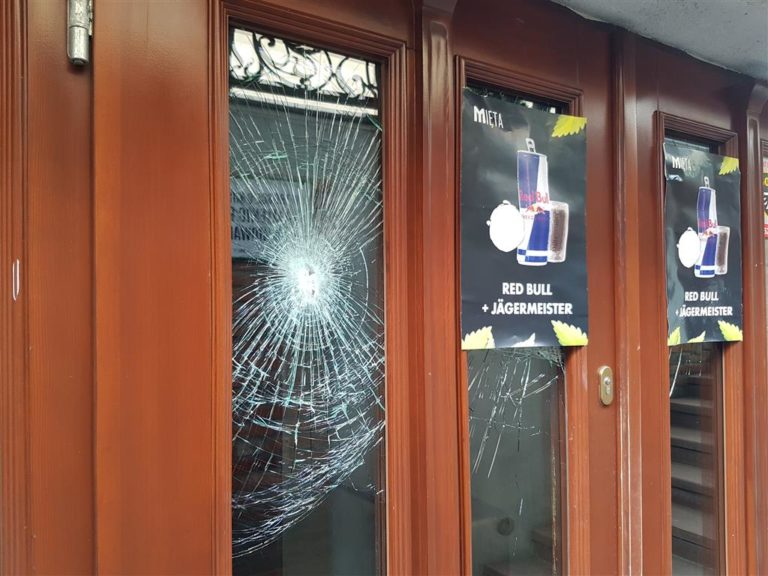 Rozr&oacute;ba pod olsztyńskim klubem. Atakował nożem, bejsbolem rozbił szyby. Potem spowodował wypadek